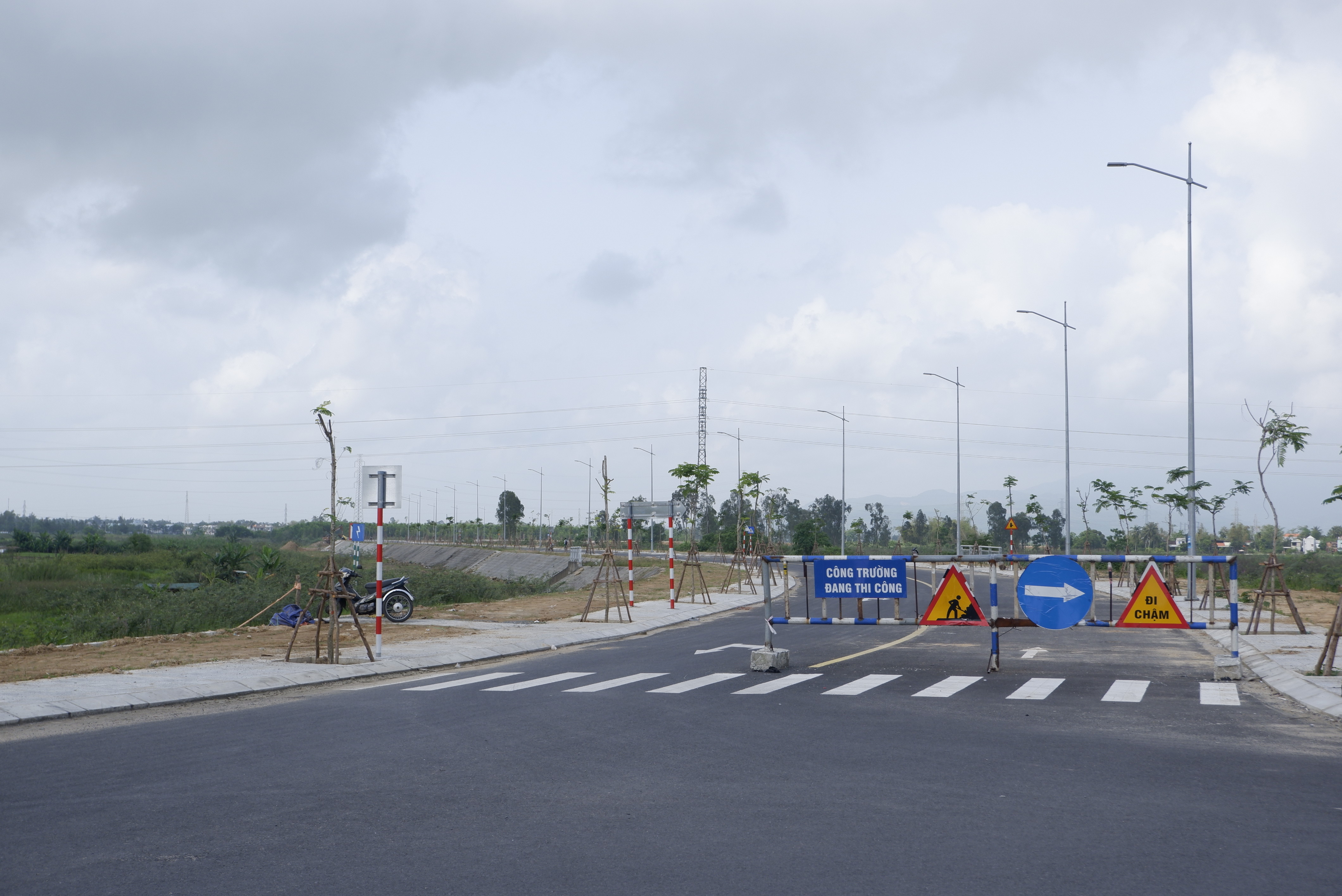 Dự án Tuyến đường ven sông Tuyên Sơn - Túy Loan dã gần hoàn thiện. Trong ảnh là điểm đầu Dự án (nối tiếp với dường Thăng Long).