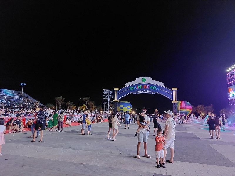 Đông đảo người dân và du khách tập trung tại qquảng trường Bikini Beach, NovaWorld Phan Thiet trong đêm tổng duyệt chương trình
