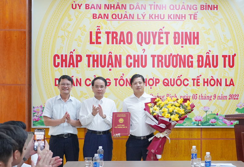 Tháng 9/2022, UBND tỉnh Quảng Bình đã rao quyết định chủ trương đầu tư Dự án Cảng tổng hợp quốc tế Hòn Latổng mức đầu tư hơn 2.100 tỷ đồng