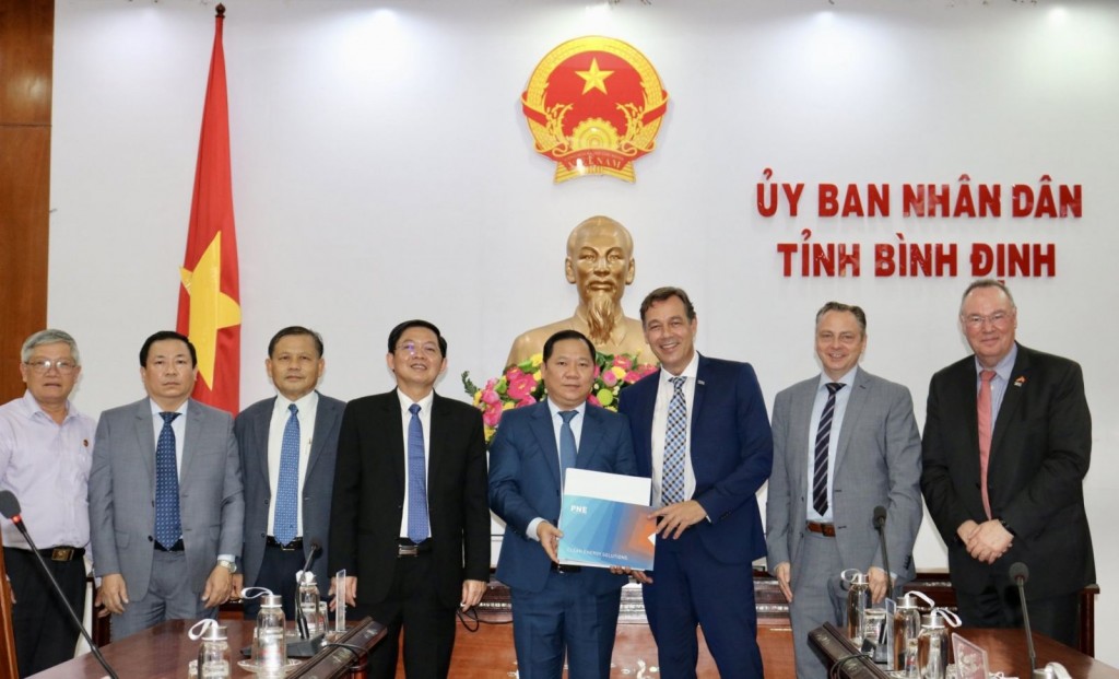 Đại diện Tập đoàn PNE (CHLB Đức) trao hồ sơ đề xuất Dự án điện gió ngoài khơi cho lãnh đạo UBND tỉnh Bình Định.