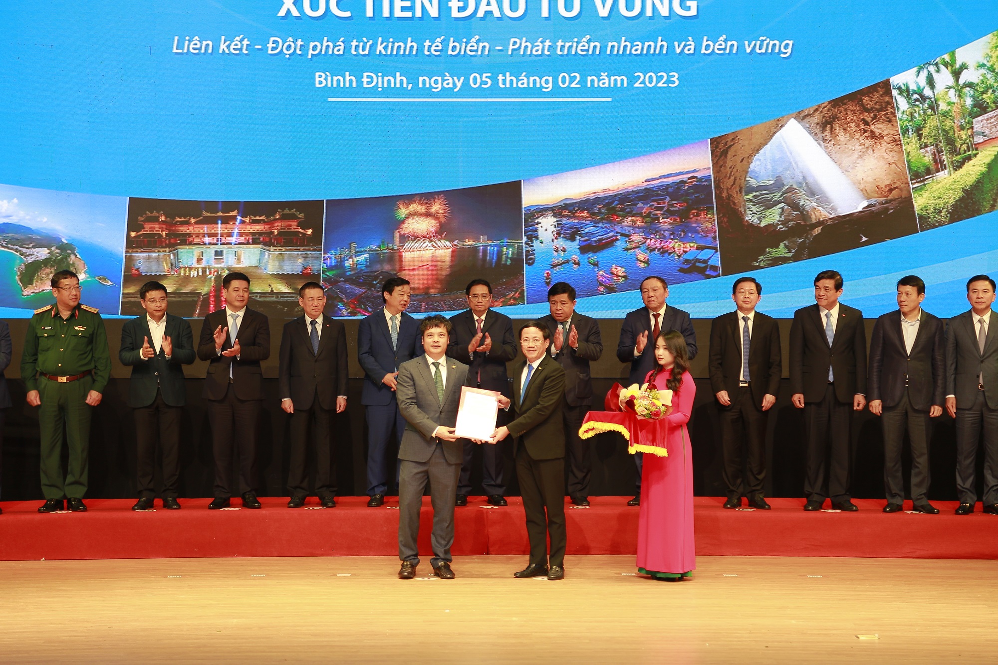 Ông Nguyễn Văn Khoa- Tổng Giám đốc Tập đoàn FPT (ngoài cùng bên trái) nhận giấy phép từ Chủ tịch UBND tỉnh Bình Định Phạm Anh Tuấn