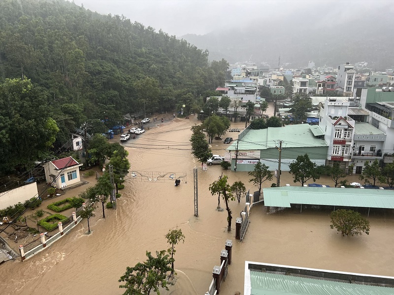 Phường Ghềnh Ráng, TP. Quy Nhơn ngập trong nước trong đợt mưa lũ ngày 20/11/2022. Ảnh: Hoài Luân.