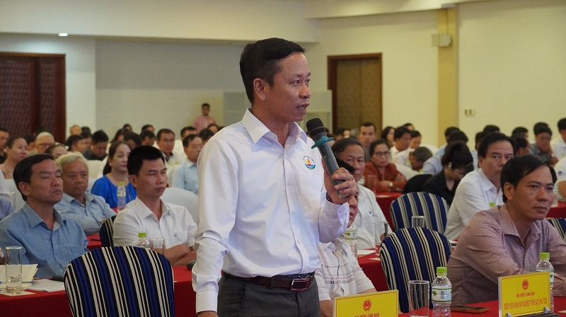 doanh nghiệp tỉnh Quảng Trị trình bày ý kiến tại buổi đối thoại. Ảnh: Tiến Nhất
