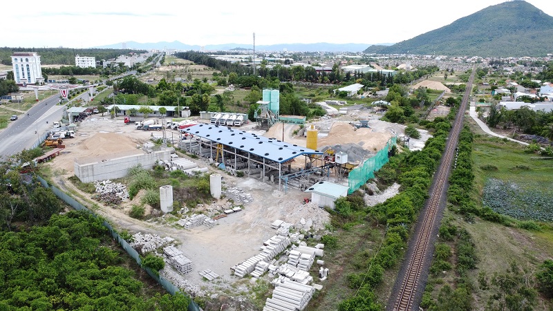 Nhu cầu vật liệu xây dựng cho các công trình, Dự án tại tỉnh Phú Yên đang rất lớn. Trong ảnh: nhà máy bê tông của Công ty Nắng Ban Mai.