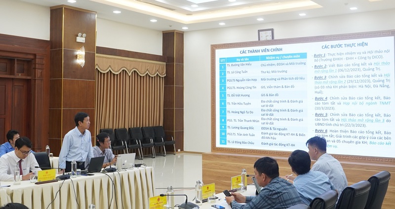 Các đơn vị trình bày đánh giá hiện trạng môi trường ở các khu vực tập trung phát triển Dự án điện gió ở tỉnh Quảng Trị. Ảnh: Tiến Nhất.