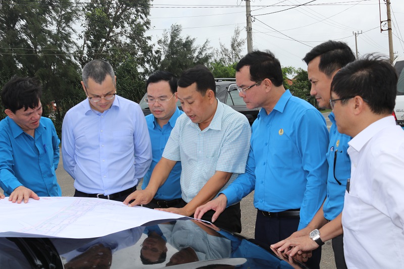 Lãnh đạo Tổng LĐLĐVN và Bí thư Tỉnh ủy Phú Yên cùng đoàn công tác đi khảo sát địa điểm mới dự kiến xây dựng khu thiết chế công đoàn tại Phú Yên
