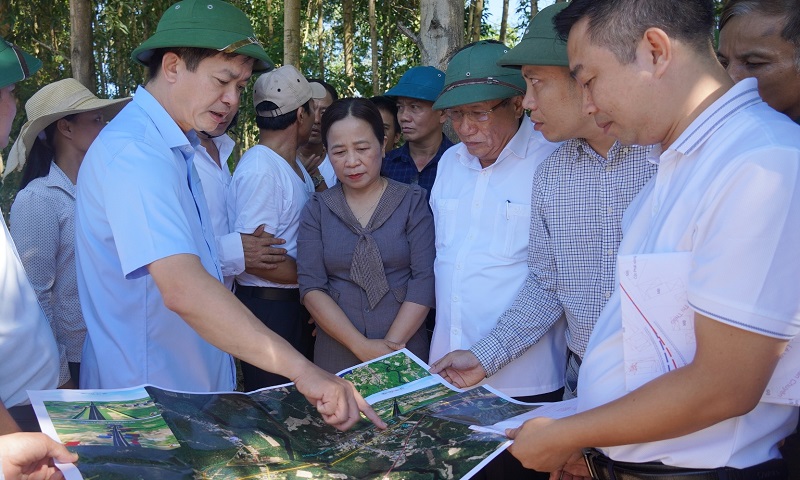 Bí thư Tỉnh ủy Quảng Trị Lê Quang Tùng trao đổi với các đơn vị tại hiện trường kiểm tra thực địa