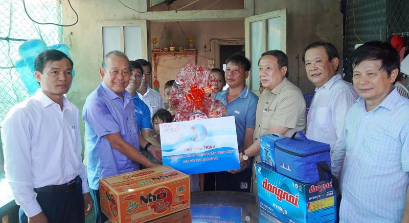 Chính quyền tỉnh Tặng quà và tuyên truyền về chống khai thác IUU cho ngư dân tại Quảng Trị