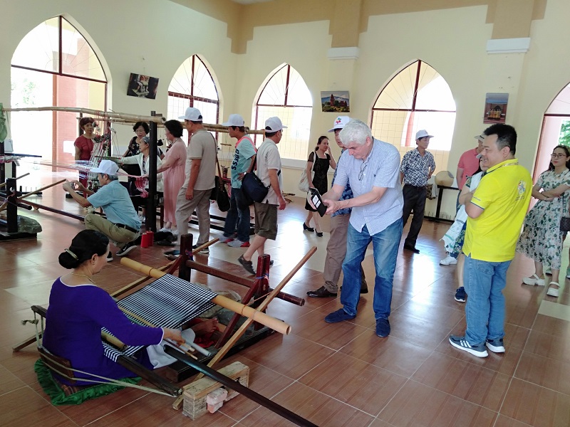 Du khách xem trình diễn dệt thổ cẩm tại Ninh Thuận. Ảnh minh họa.
