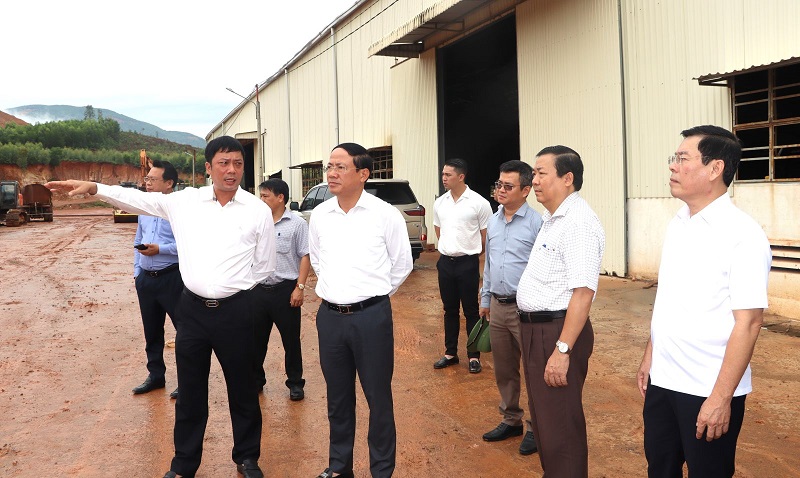 Lãnh đạo UBND tỉnh Bình Định trong đợt kiểm tra tiến độ triển khai Cụm công nghiệp Nhơn Tân 1. Ảnh: Thùy Trang.