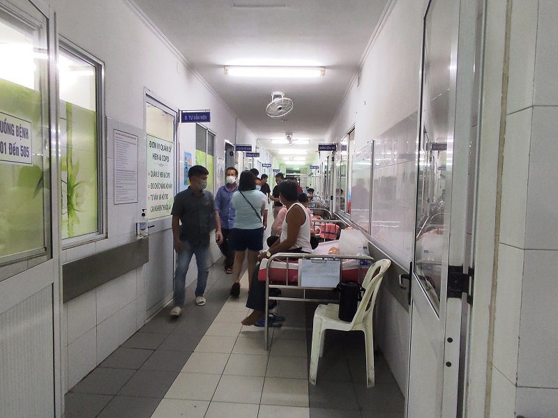 Người bệnh phải nằm ngoài hành lang tại Khoa nội hô hấp, Bệnh viện Đà Nẵng. Ảnh chụp ngày 8/11/2023.