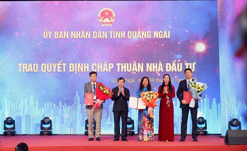 Đại diện 3 nhà đầu tư nhận hoa chúc mừng từ lãnh đạo tỉnh Quảng Ngãi.