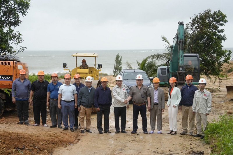 Lãnh đạo Tập đoàn Ngân Tín và đại diện nhà thầu thực hiện nghi thức khởi công Dự án