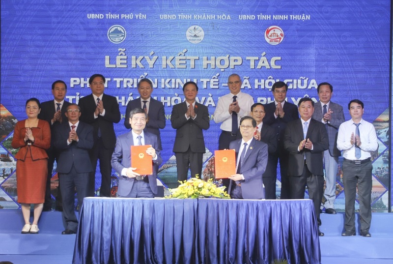 Lãnh đạo tỉnh Khánh Hòa và Phú Yên ký kết hợp tác hợp tác phát triển kinh tế - xã hội giai đoạn 2024 - 2025, định hướng đến năm 2030. Ảnh: Đ.L.