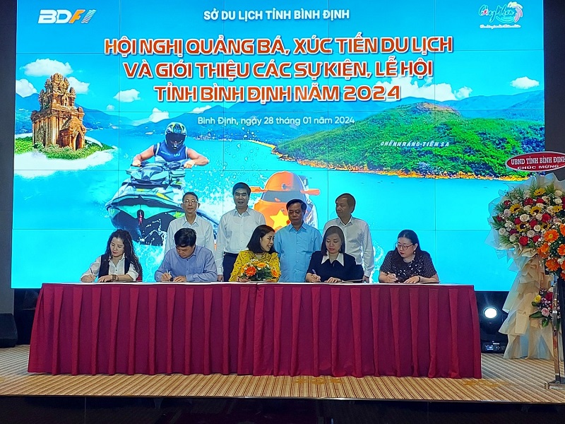 Công ty cổ phần Bình Định F1 và các doanh nghiệp lữ hành ký kết hợp tác tại hội nghị. Nguồn: Trung tâm Xúc tiến Du lịch tỉnh Bình Định.