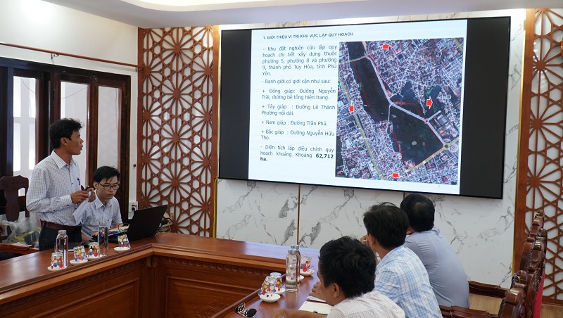 Đơn vị tư vấn báo cáo đề án điều chỉnh Quy hoạch phân khu tỉ lệ 1/2000 phía bắc đường Trần Phú. Ảnh: Thanh Huy.