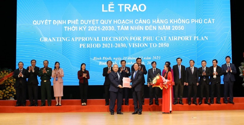 Thứ trưởng Bộ Kế hoạch và Đầu tư Đỗ Thành Trung (bên trái) trao Quyết định Quy hoạch Cảng hàng không Phù Cát cho Chủ tịch UBND tỉnh Bình Định Phạm Anh Tuấn