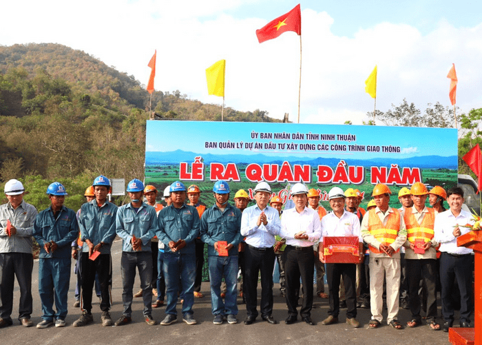  Lãnh đạo tỉnh tặng quà động viên các đơn vị thi công Dự án giao thông nối tỉnh Ninh Thuận với Lâm Đồng.