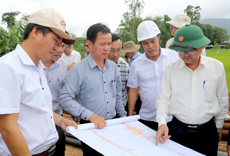 Phó Chủ tịch UBND tỉnh Nguyễn Tự Công Hoàng (bìa phải) kiểm tra tiến độ Dự án Tuyến đường nối từ Quốc lộ 19 đến Khu Công nghiệp Becamex – VSIP kết nối đến cảng Quy Nhơn.