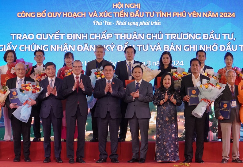 Chủ tịch Quốc hội Vương Đình Huệ, Phó thủ tướng Trần Hồng Hà và lãnh đạo tỉnh Phú Yên chụp hình cùng với các nhà đầu tư được trao chứng nhận đầu tư.