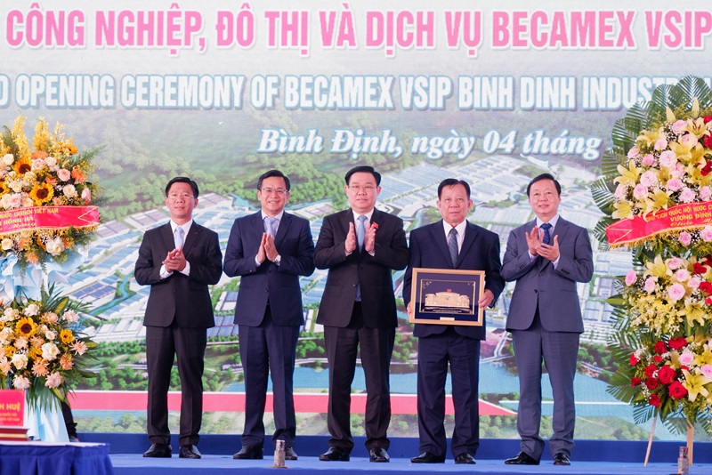 Chủ tịch Quốc hội Vương Đình Huệ, Phó thủ tướng Trần Hồng Hà tặng quà cho chủ đầu tư tại lễ khánh thành.