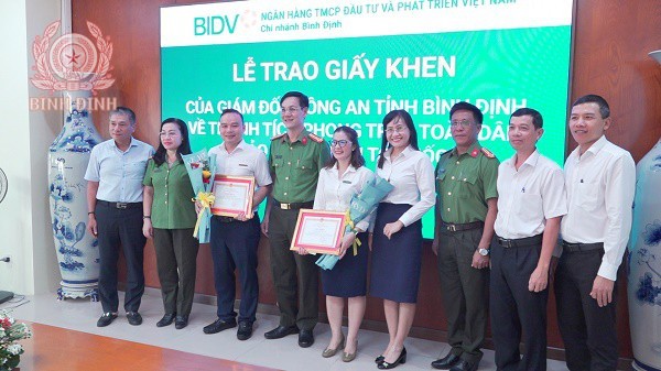 Công an tỉnh Bình Định trao bằng khen ngân hàng Đầu tư và Phát triển chi nhánh Bình Định 02 vụ