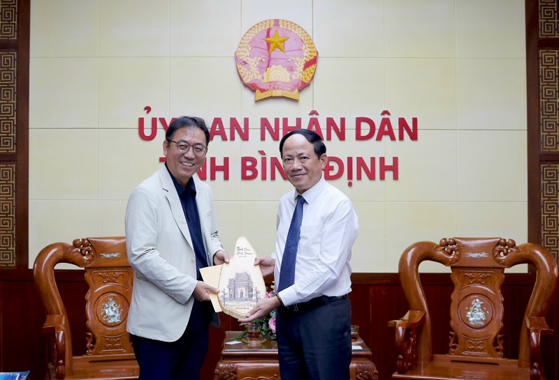 Chủ tịch UBND tỉnh Bình Định tặng  quà lưu niệm cho ông Shin Ju Back  – Tổng Giám đốc Công ty Cổ phần Trung tâm Thương mại LOTTE Việt Nam