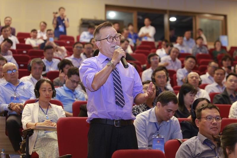 Nhiều câu hỏi của nhà đầu tư trong và ngoài nước tại Hội nghị được Phó thủ tướng Trần Lưu Quang giải đáp.