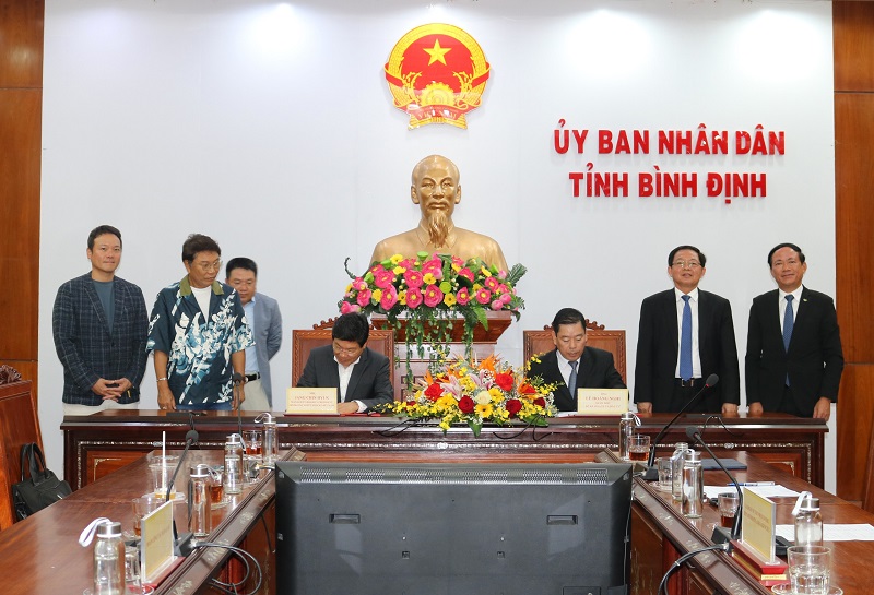 Sở Kế hoạch và Đầu tư và ông Jang Chin Hyuk - Chủ tịch Hội đồng quản trị Công ty TNHH MNK Việt Nam ký kết Bản ghi nhớ thiết lập mối quan hệ phối hợp, hỗ trợ trong nghiên cứu, khảo sát, tìm hiểu cơ hội đầu tư tại tỉnh. 