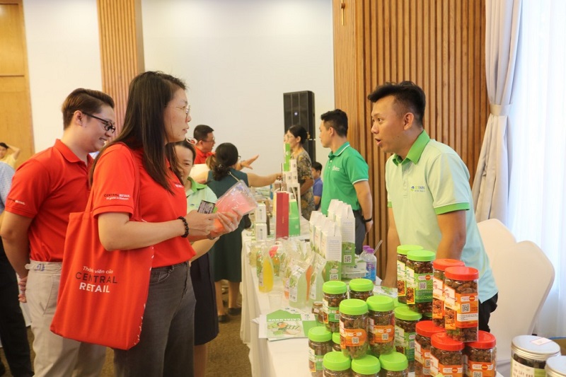 Các ngành hàng của Đại diện Tập Đoàn Central Retail Việt Nam tham quan gian hàng của doanh nghiệp