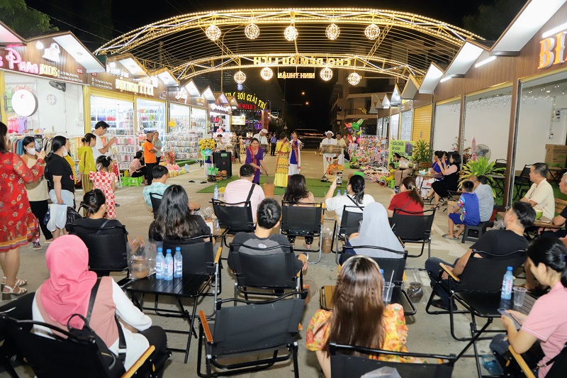 Du khách xem trình diễn văn hóa Chăm tại Chợ đêm du lịch Ninh Thuận. Ảnh minh họa.