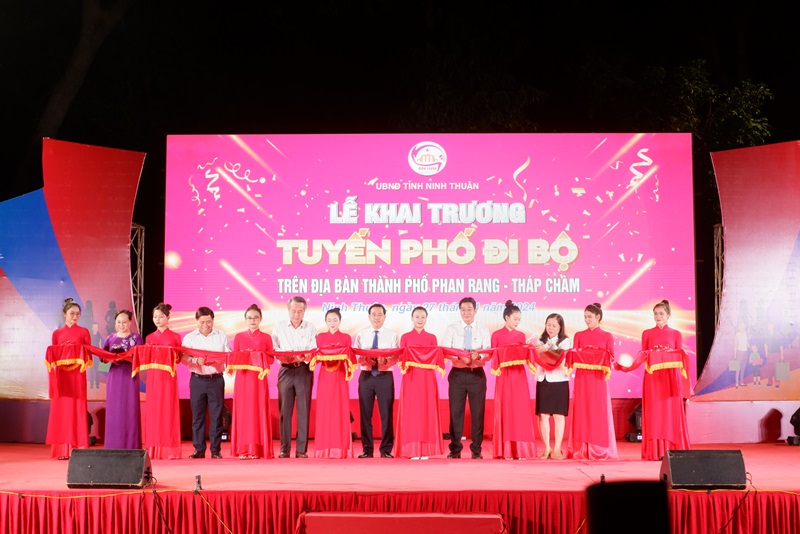 Đại diện tỉnh Ninh Thuận thực hiện nghi thức cắt băng khai trương phố đi bộ.