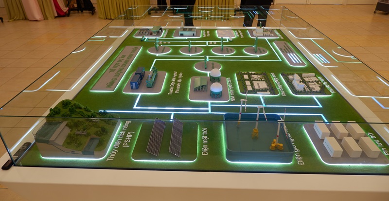 Mô hình Tổ hợp Dự án Năng lượng xanh Ninh Thuận của Tập đoàn Trung Nam được trưng bày tại Hội thảo Năng lượng xanh, hydro xanh và Khu công nghiệp xanh.