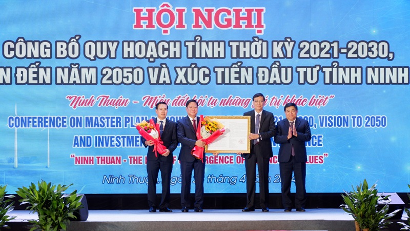 Bộ trưởng Bộ Kế hoạch và Đầu tư Nguyễn Chí Dũng trao quyết định quy hoạch cho lãnh đạo tỉnh Ninh Thuận.