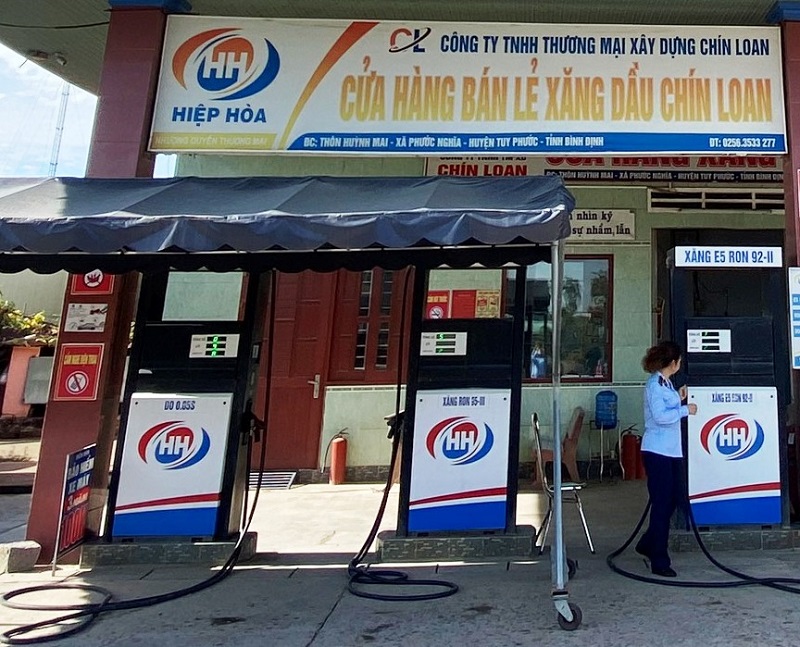 Đội Quản lý thị trường tỉnh Bình Định trong một lần kiểm tra củae hàng xăng dầu. Ảnh: Cục Quản lý thị trường tỉnh Bình Định.