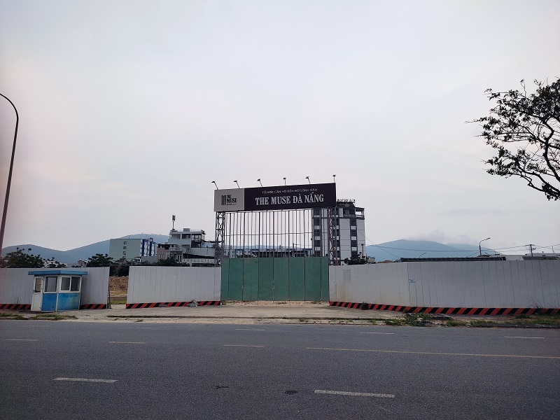 Dự án Tổ hợp căn hộ bên bờ sông Hàn tại thời điểm chưa được cấp phép xây dựng (ảnh chụp tháng 4/2023). Lúc này Dự án có tên thương mại là The Muse Đà Nẵng.