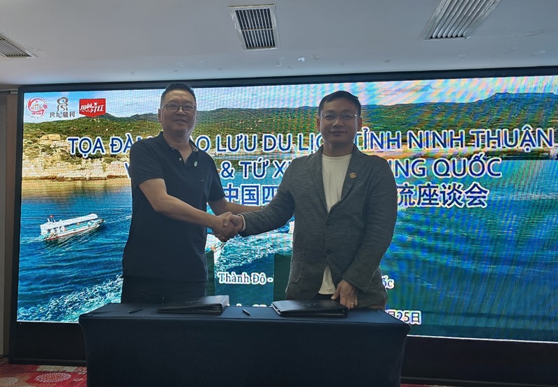 Đại diện đoàn công tác tỉnh Ninh Thuận và Liên minh Du lịch Tứ Xuyên 3U ký kết chương trình hợp tác.