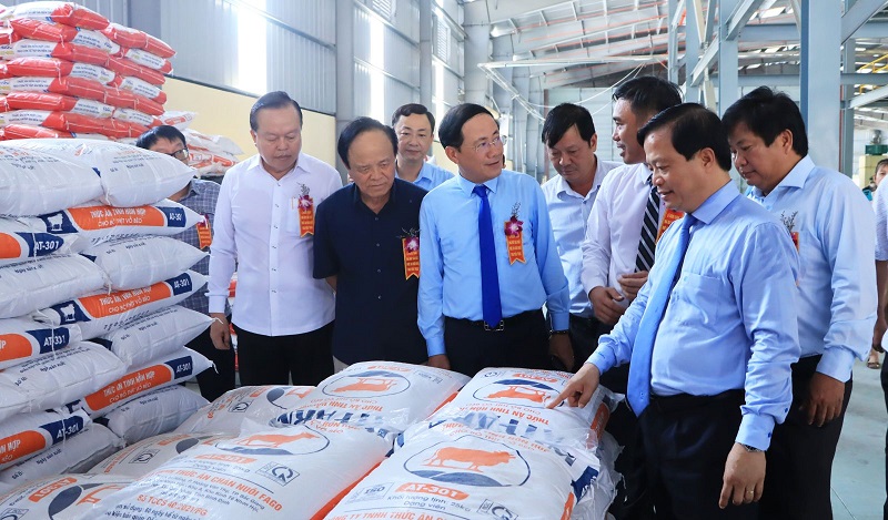 Lãnh đạo UBND tỉnh Bình Định cùng các đại biểu tham quan Nhà máy sản xuất thức ăn chăn nuôi Fago Miền Trung