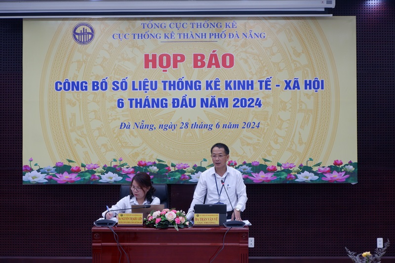 , ông Trần Văn Vũ, Cục trưởng Cục Thống kê TP. Đà Nẵng  thông tin tại buổi họp báo.