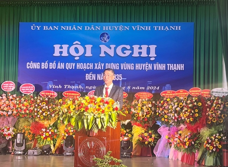 Ông Tô Hiếu Trung, Chủ tịch UBND huyện Vĩnh Thạnh phát  biểu tại hội nghị