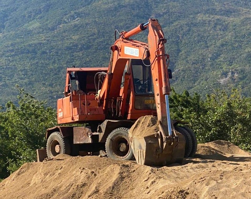 Phương tiện phục vụ khai thác khoáng sản trái phép bị lưc lượng phát hiện. Ảnh: Công an tỉnh Ninh Thuận.