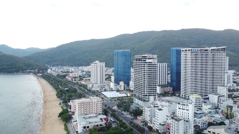 Tòa nhà FLC Sea Tower tại TP. Quy Nhơn (góc phải).