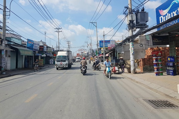 Một đoạn đường QL50 đi qua huyện Bình Chánh, TP.HCM