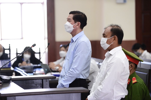 Bị cáo Trần Vĩnh Tuyến (bên trái) và bị cáo Lê Tấn Hùng (bên phải) tại phiên tòa phúc thẩm sáng nay