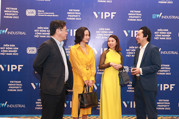 Ông Nguyễn Hồng, Phó tổng biên tập Báo Đầu tư (bên trái) trao đổi cùng các nhà đầu tư tại sự kiện