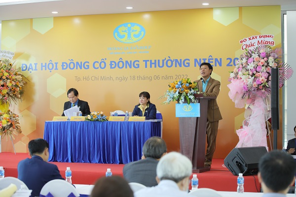 Ông Trương Anh Tuấn, Chủ tịch HĐQT Công ty địa ốc Hoàn Quân thông tin tại Đại hội.