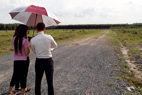 Công ty Alibaba đưa khách hàng đi xem đất tại một Dự án không có thật ở Đồng Nai. (Ảnh: Việt Dũng)