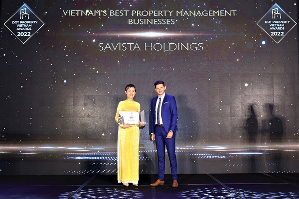 Bà Vũ Thị Thanh Thúy- Giám đốc Điều hành, đại diện SAVISTA Holdings nhận cúp và chứng nhận danh hiệu tại buổi trao giải