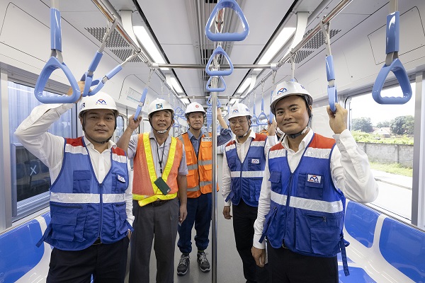 Ông Bùi Xuân Cường, Giám đốc Ban Quản lý đường sắt đô thị TP.HCM (ngoài cùng bên phải) cùng các đại biểu kiểm tra công tác chạy thử nghiệm đoàn tàu metro số 1
