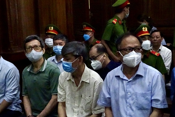 Bị cáo Tất Thành Cang, cựu Phó bí thư Thành ủy TP.HCM (ngoài cùng bên phải)tại tòa